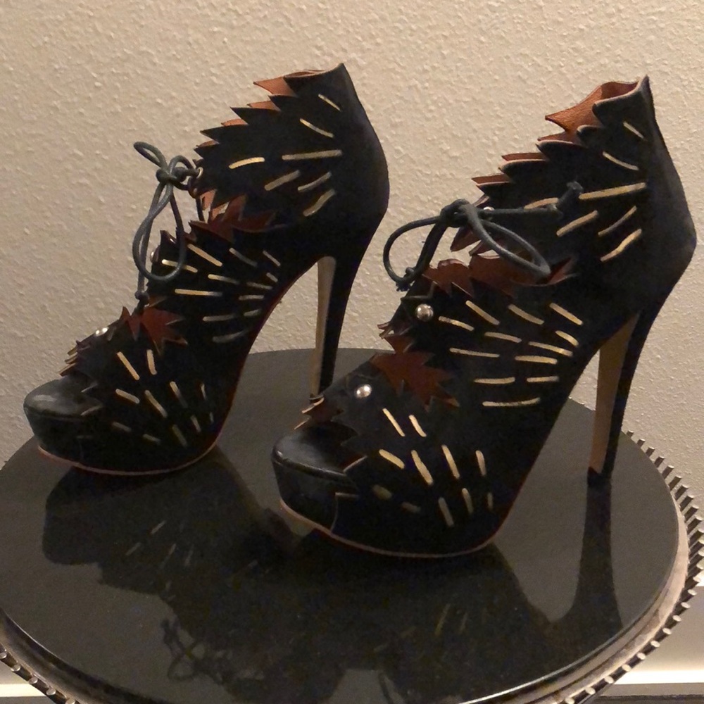 Platform heels in black suede